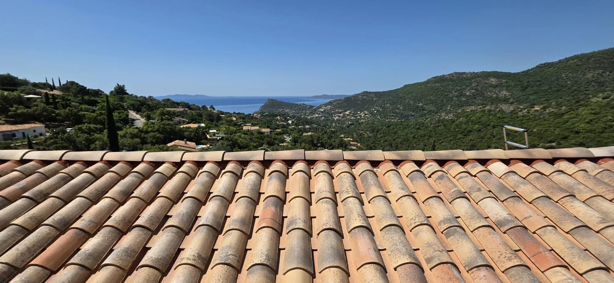 Réfection de faîtage avec closoir ventilé au Le Rayol-Canadel-sur-Mer